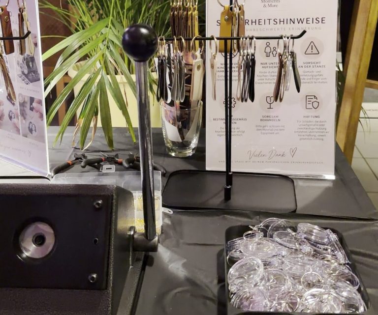 Stanzgerät der Keychain Station mit Acryl Rohlingen und fertigen Foto Schlüsselanhängern