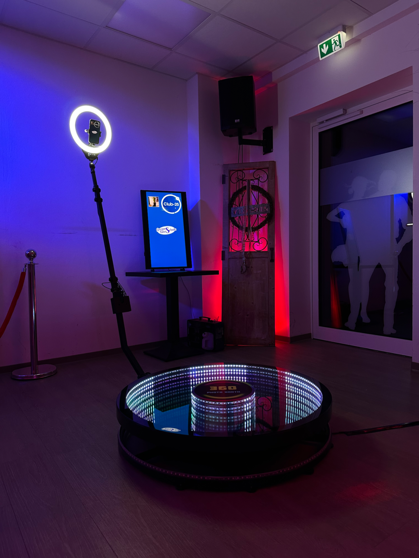360° Spinner mit LED Effekten 360° Fotobox mit LED Plattform und stimmungsvoller Event Beleuchtung