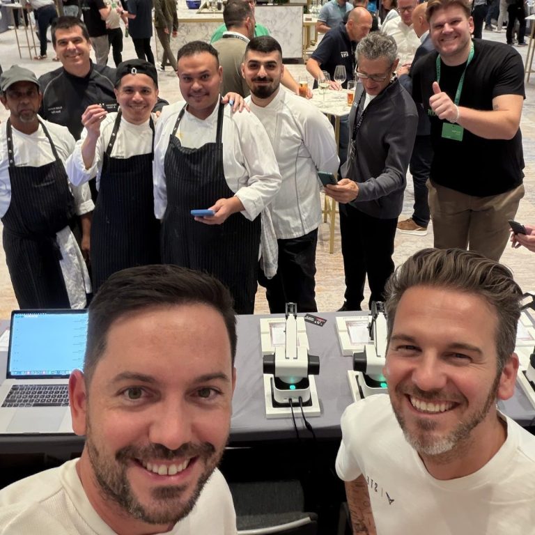 Projektteam von Moments and More mit KI Zeichenrobotern bei einer Firmenveranstaltung