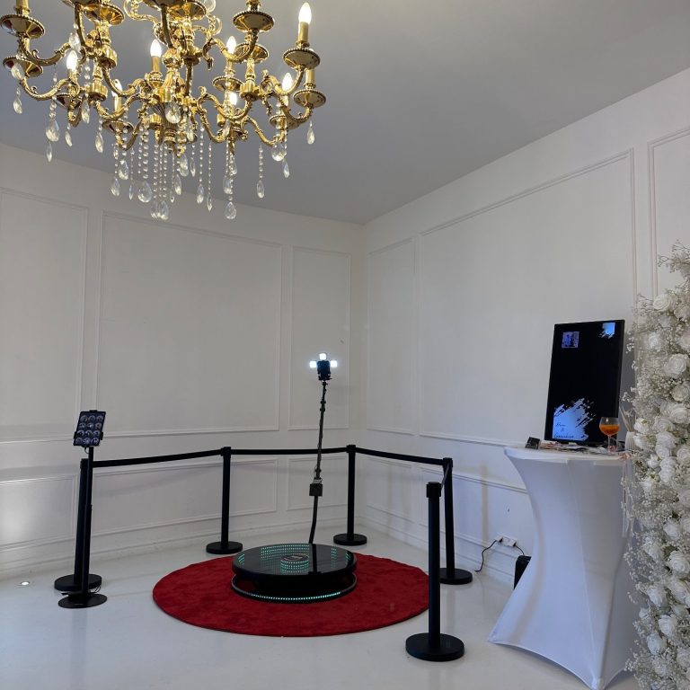 360° Spinner Event Setup von Moments and More 360° Fotobox mit rotem Teppich und LED-Plattform für exklusive Events und Firmenfeiern