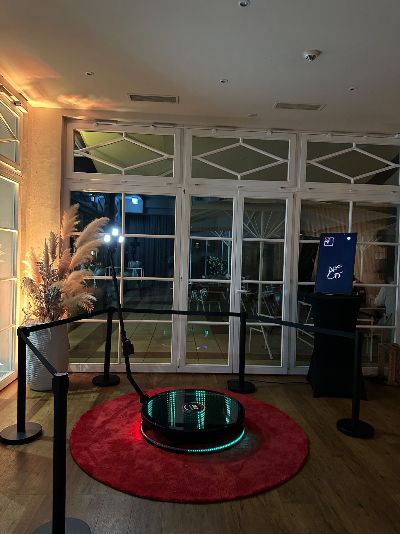 360° Spinner professionelles Event Setup 360° Fotobox Event Setup mit LED Plattform und Absperrsystem
