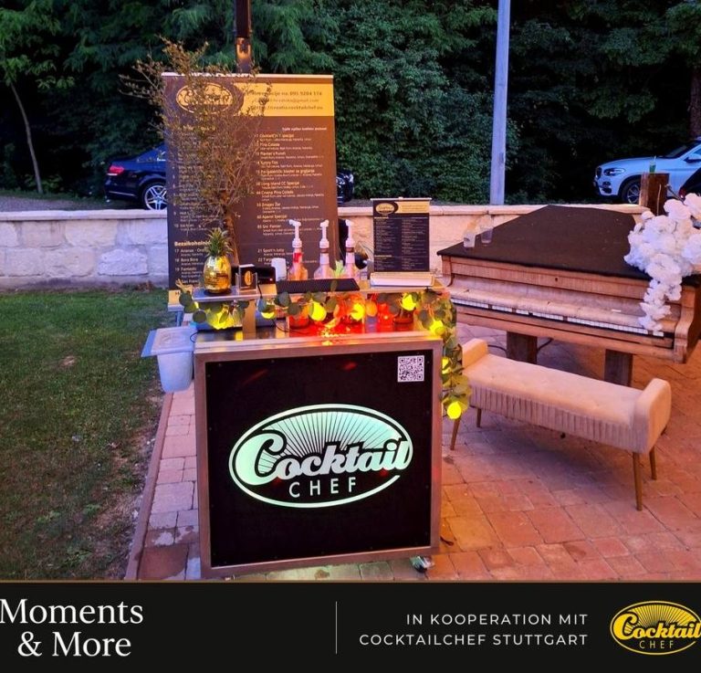 Mobile Cocktailbar mieten in Stuttgart, Cocktailautomat mit Touchscreen am Abend bei einer Feier