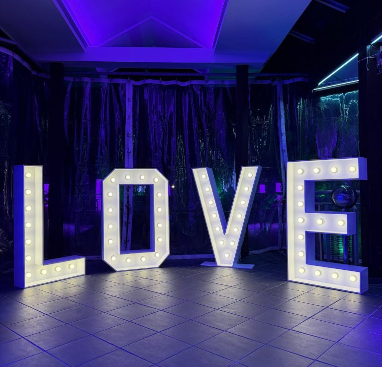 XXL LOVE Leuchtbuchstaben mieten in Stuttgart, 120 cm hoch mit Lampen