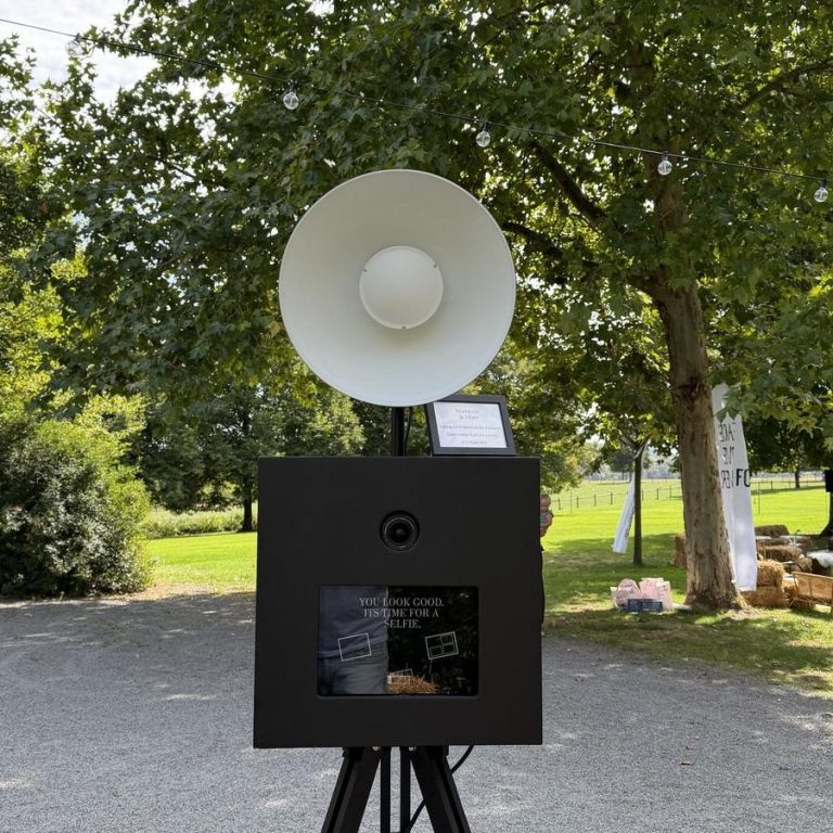 Fotobox von Moments and More bei einer Hochzeit im Freien auf dem Sonnenhof Stuttgart