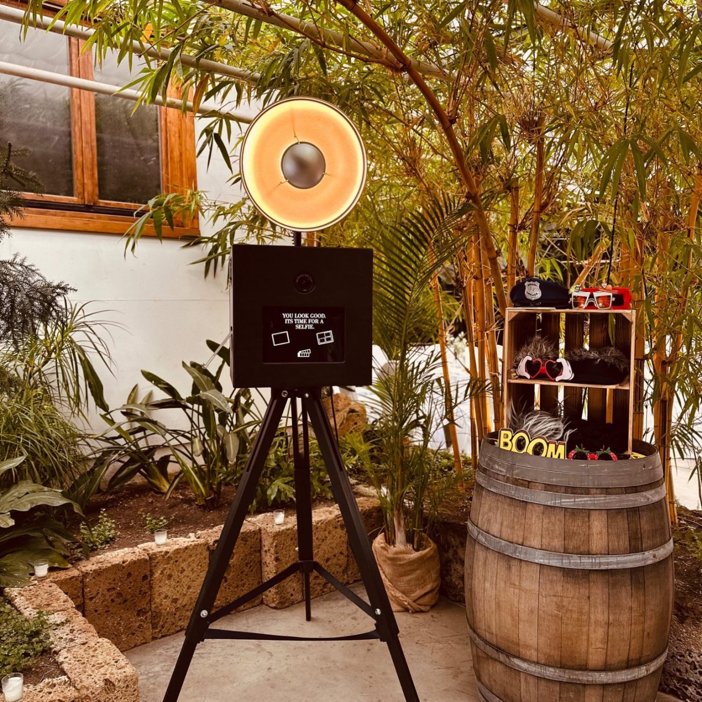 Moderne Fotobox mit Studioblitz und direktdruck, inkl. Fotorequisiten bei einem Event in Stuttgart Hochwertige Fotobox – Event in Stuttgart