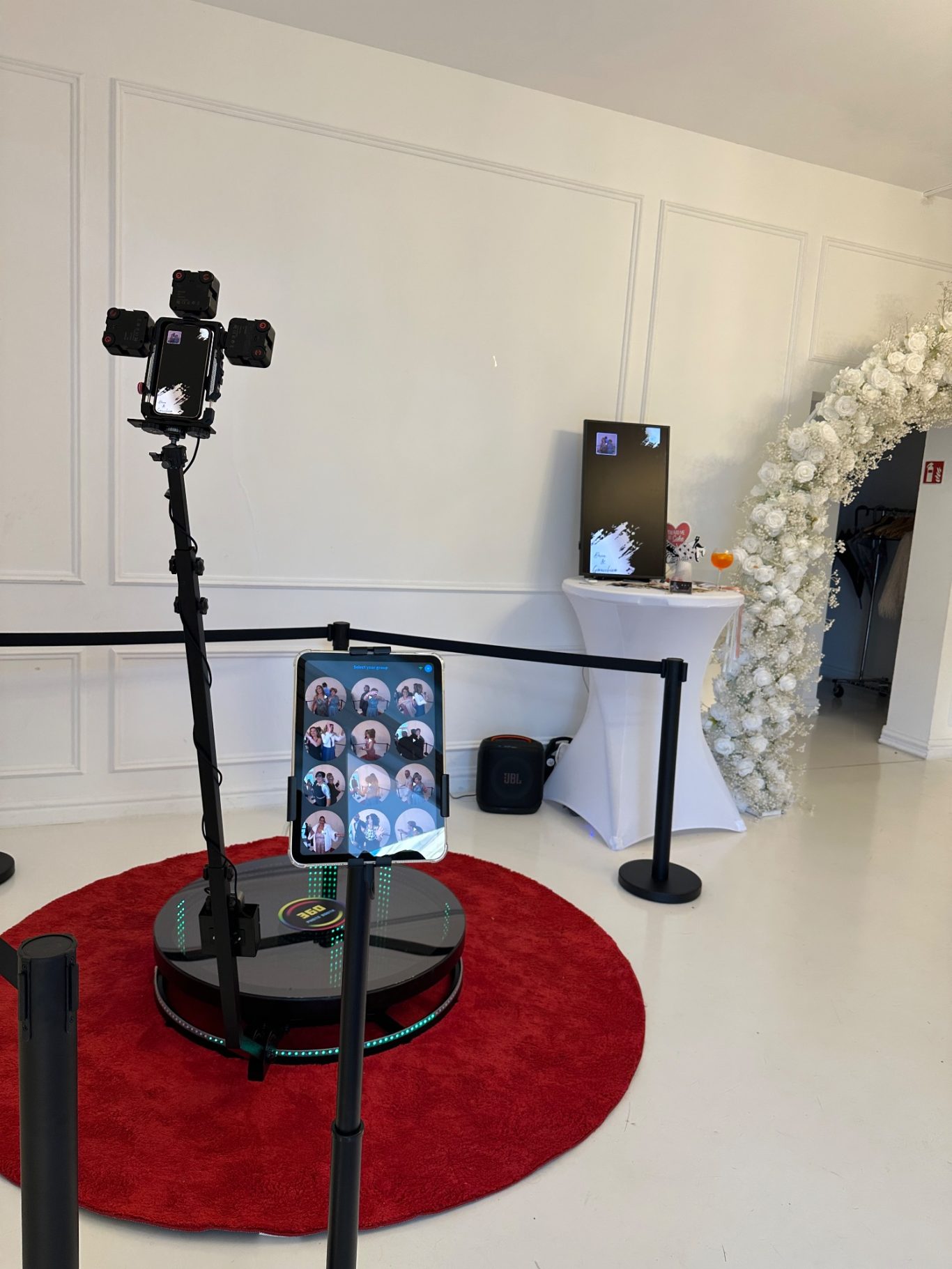 360° Spinner mit Red Carpet Setup 360° Fotobox mit rotem Teppich und Studio Licht für exklusive Events