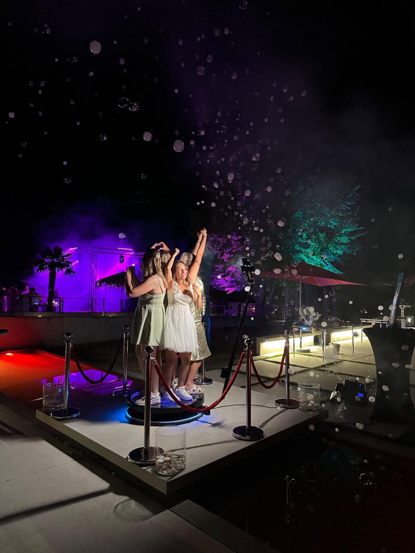 360° Spinner bei Abend Event 360° Fotobox bei Abendveranstaltung mit Lichtshow und Publikum