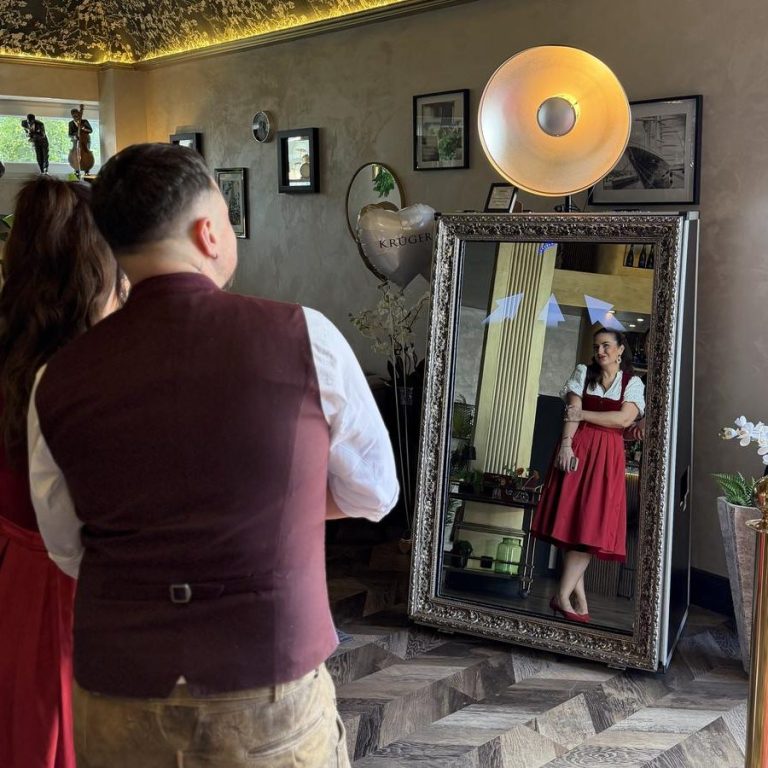 Gäste in Dirndl und Lederhose vor dem Fotospiegel von Moments and More beim Event von Krüger Dirndl und Trachten in der Z22 Stuttgart